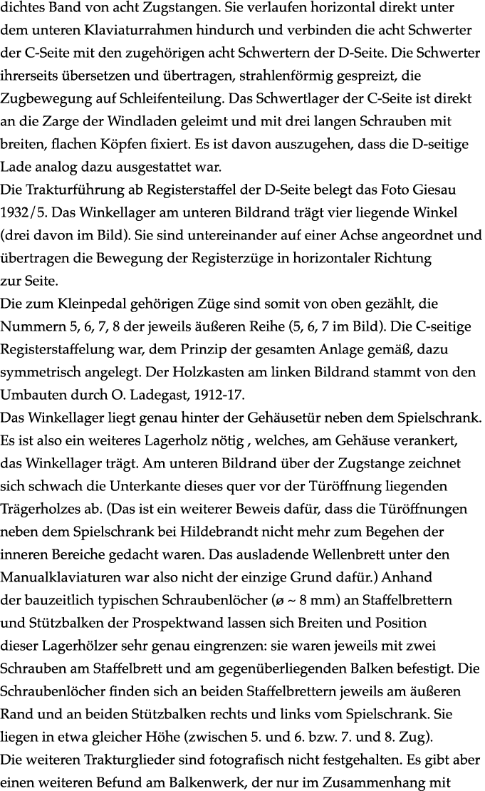 dichtes Band von acht Zugstangen. Sie verlaufen horizontal direkt unter dem unteren Klaviaturrahmen hindurch und verb...