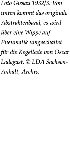 Foto Giesau 1932/3: Von unten kommt das originale Abstraktenband; es wird ber eine Wippe auf Pneumatik umgeschaltet ...
